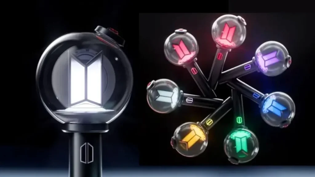 Lightstick Army Bomb de BTS iluminado en color morado durante concierto en estadio