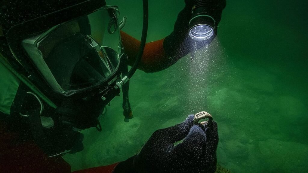 Arqueólogos descubren bajo el mar un anillo con el Faro de Alejandría