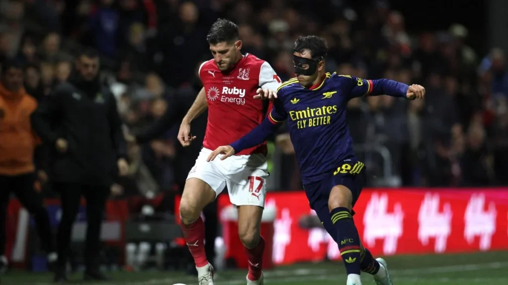 Piero Hincapié durante el encuentro de la Carabao Cup