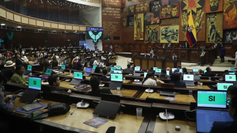 Pleno de la Asamblea Nacional de Ecuador durante la votación unánime