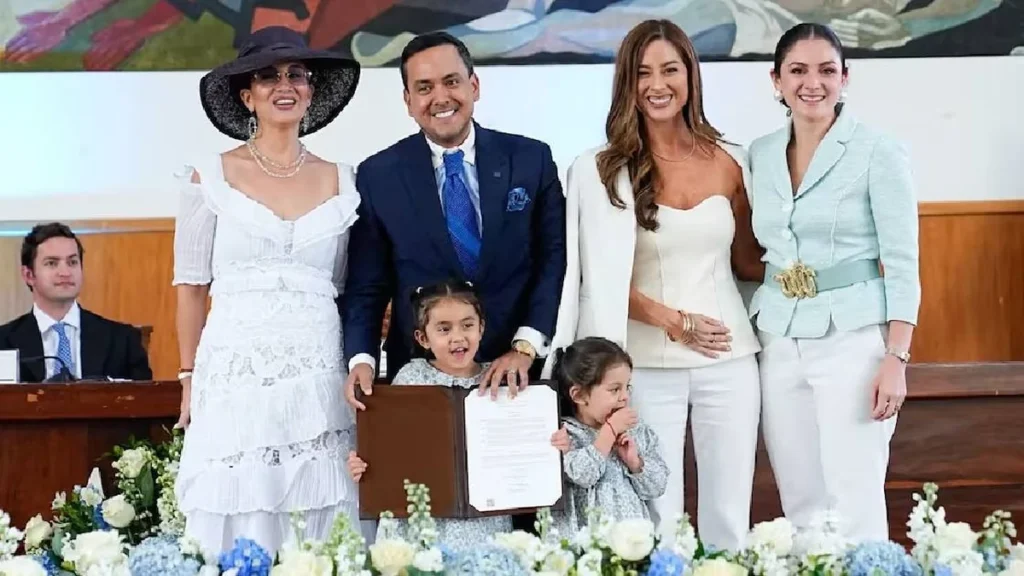 Entrega de la condecoración al Mérito Empresarial en el pleno de la Asamblea Nacional