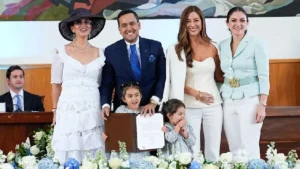 Entrega de la condecoración al Mérito Empresarial en el pleno de la Asamblea Nacional