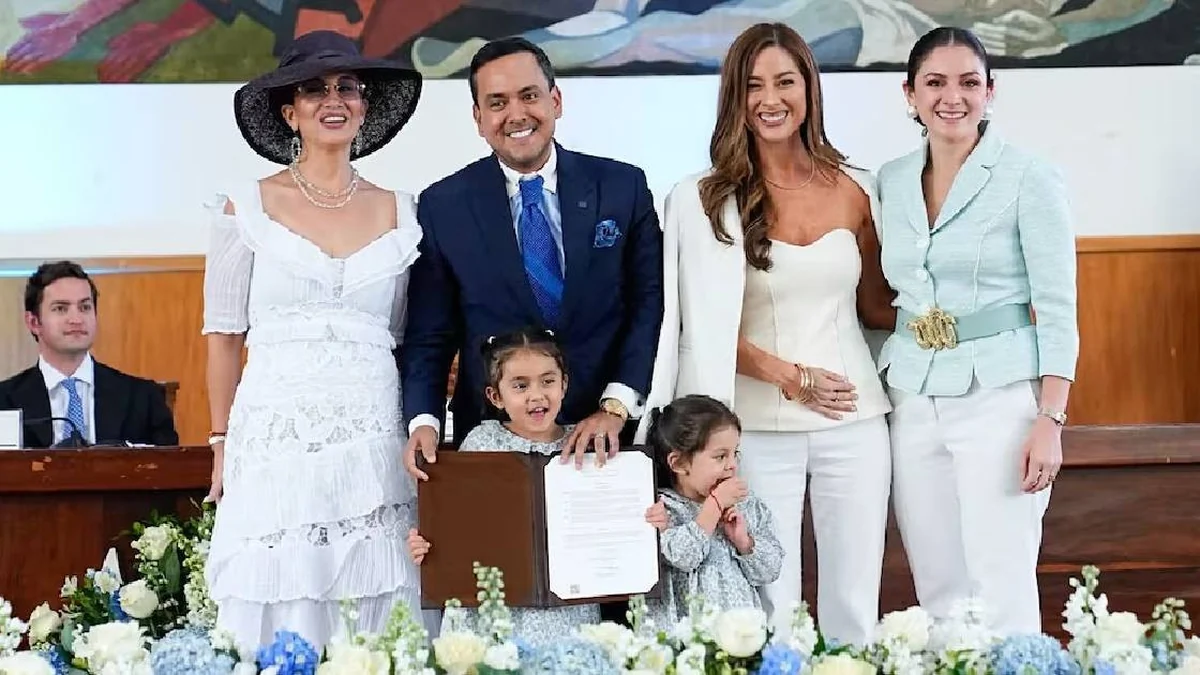 Entrega de la condecoración al Mérito Empresarial en el pleno de la Asamblea Nacional