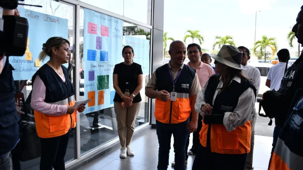 Familias reciben ayuda tras las inundaciones en Machala