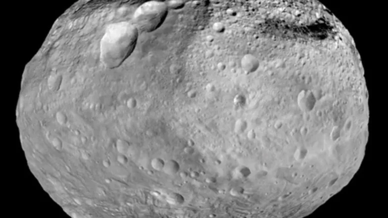 Superficie rocosa con cráteres del asteroide 4 Vesta en el espacio