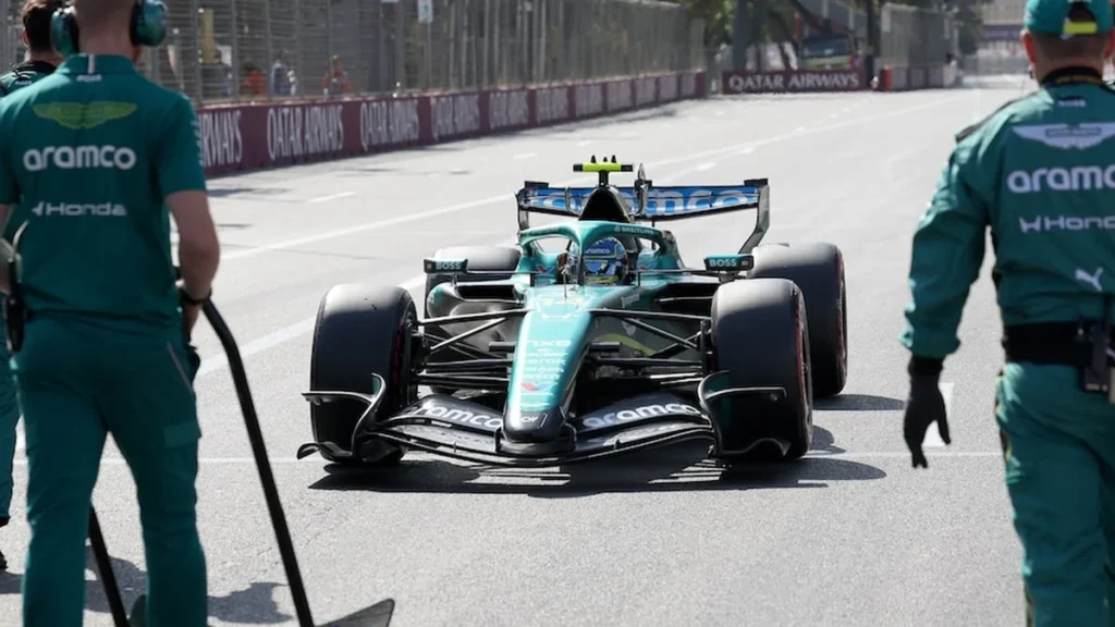 Aston Martin monoplaza de Fórmula 1 en garaje