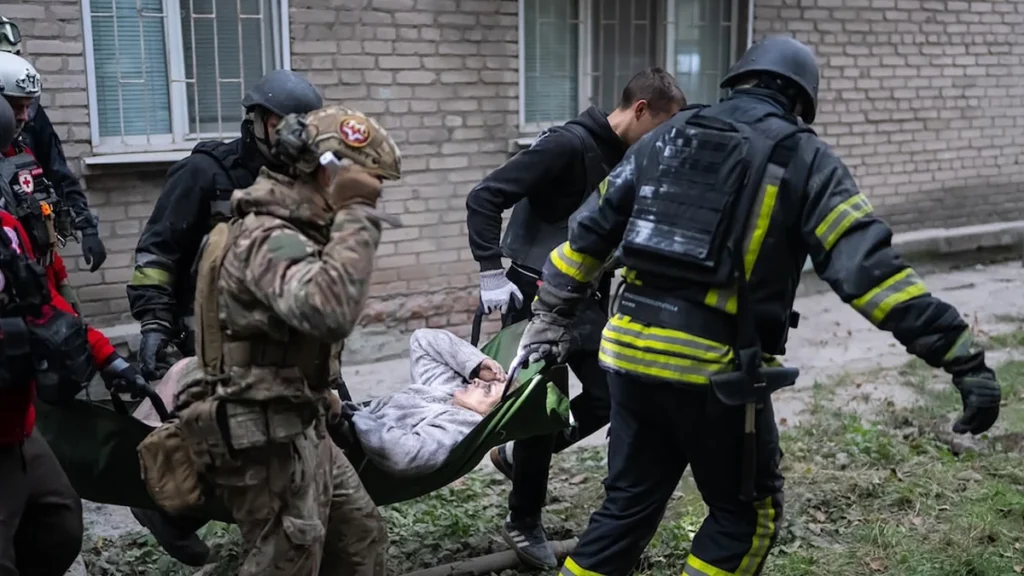Equipos de rescate y bomberos en ruinas de edificio colapsado por bombas en Zaporiyia
