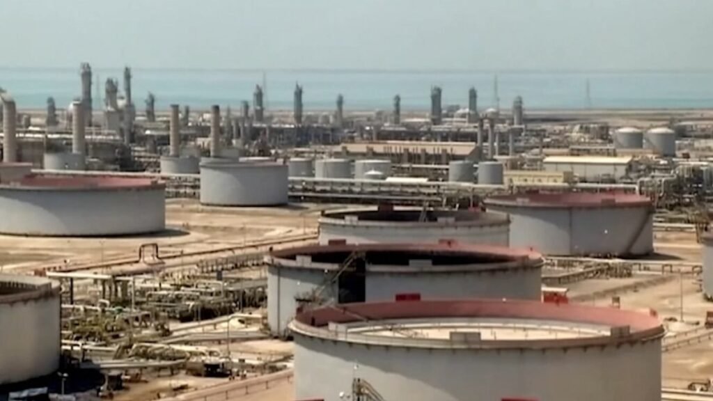 Ataques con drones golpean refinerías de Aramco y aeropuerto en Riad
