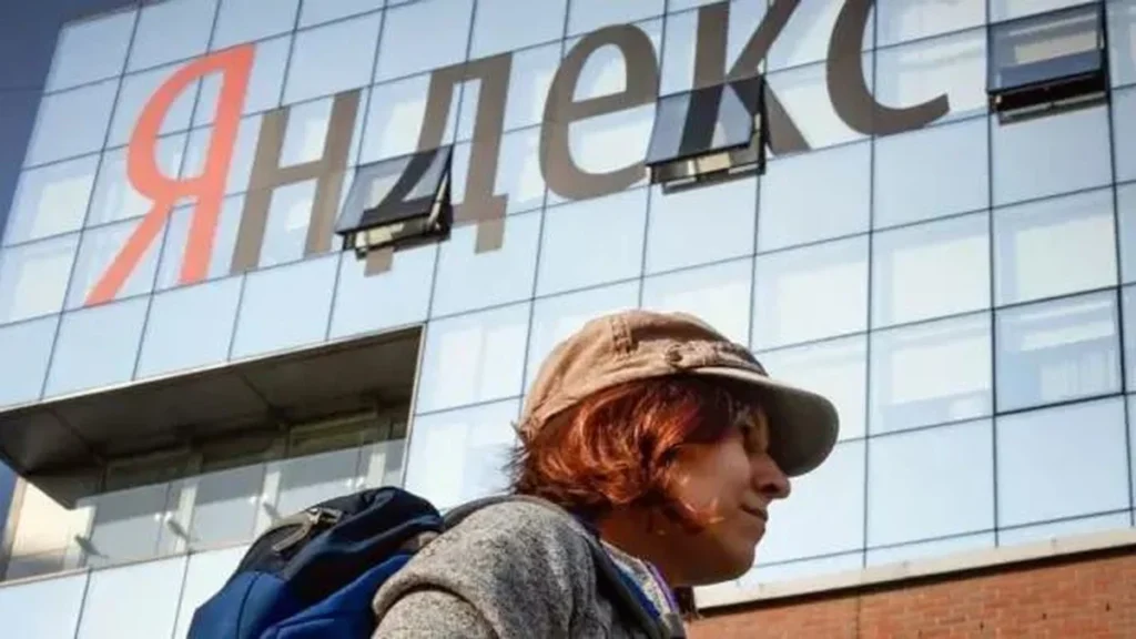 Servidores y logotipo de la empresa tecnológica Yandex