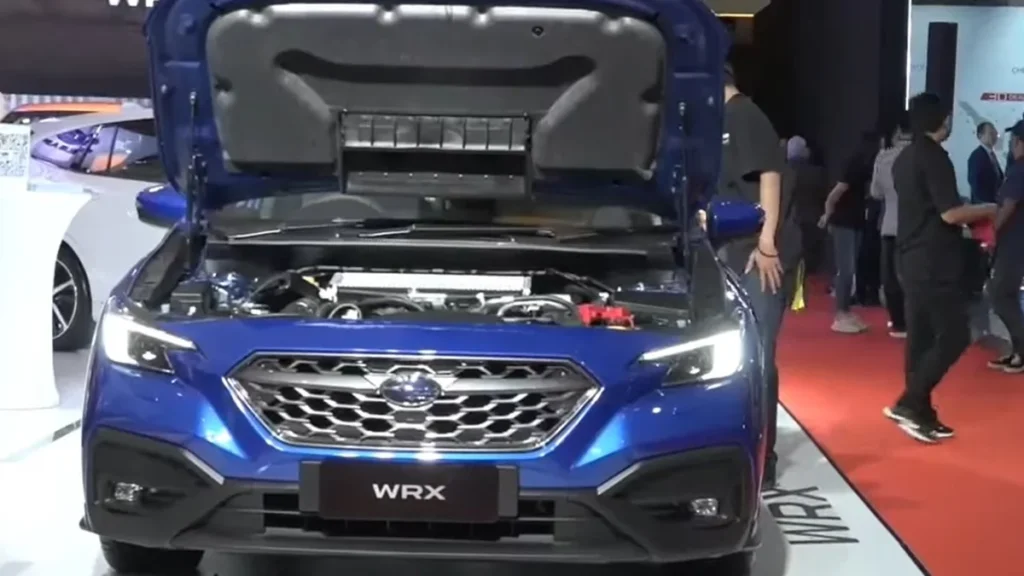 Exhibición de vehículos nuevos y camionetas en pabellones de feria Automundo 2026 en Quito
