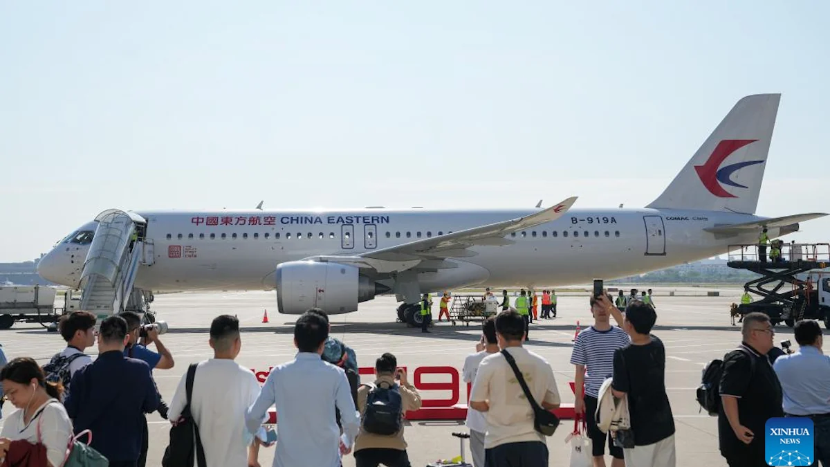 Avión comercial bimotor C919 de fabricación china en pista de despegue