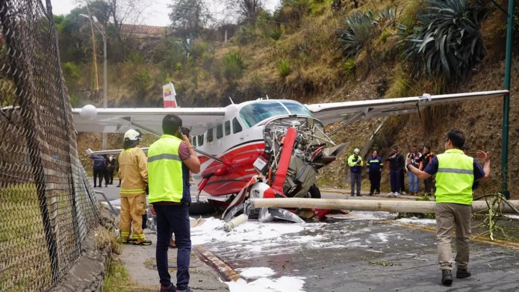 Avioneta en la pista del aeropuerto de Cuenca tras maniobra de aterrizaje