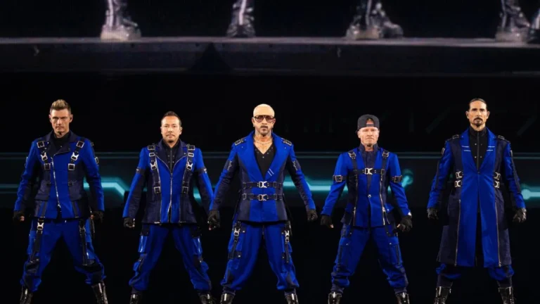 Integrantes de la boy band estadounidense Backstreet Boys posando juntos en escenario