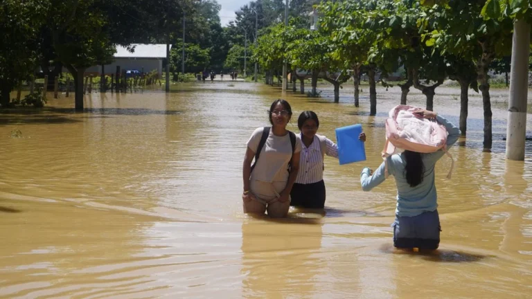 Plantaciones agrícolas y calles anegadas por las intensas lluvias en el cantón Balao