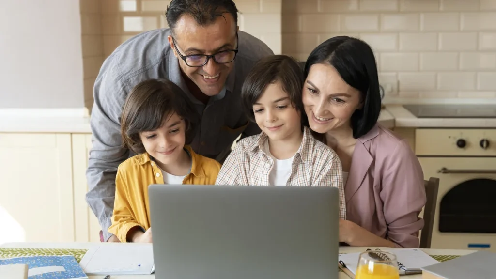 Familia compartiendo hábitos de educación financiera en el hogar