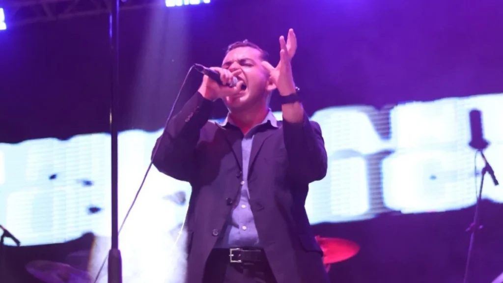 Integrantes de la banda mexicana Inmigrantes Cósmicos en concierto