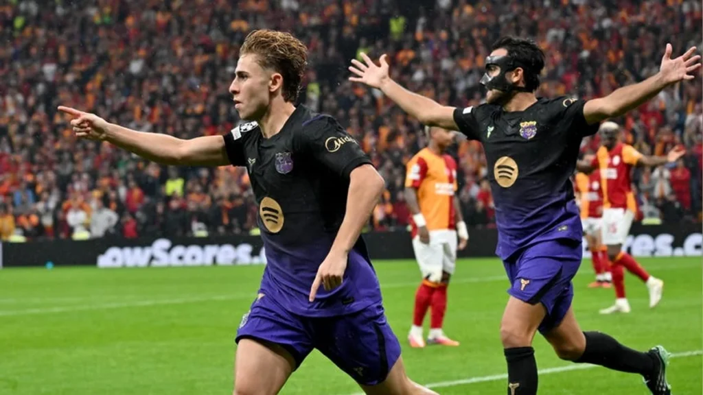 Plantel del FC Barcelona celebra la victoria 4-1 frente a Galatasaray en Estambul por Champions League