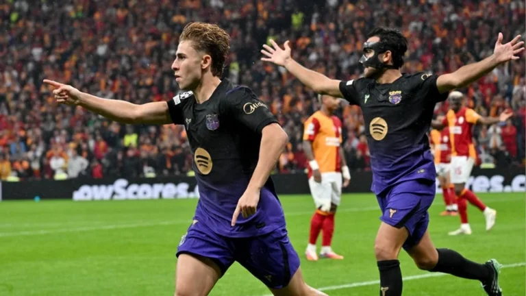Plantel del FC Barcelona celebra la victoria 4-1 frente a Galatasaray en Estambul por Champions League