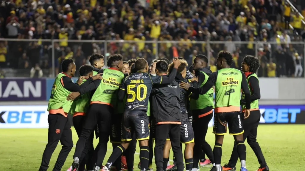 Plantel de Barcelona Sporting Club durante calentamiento previo a un partido oficial