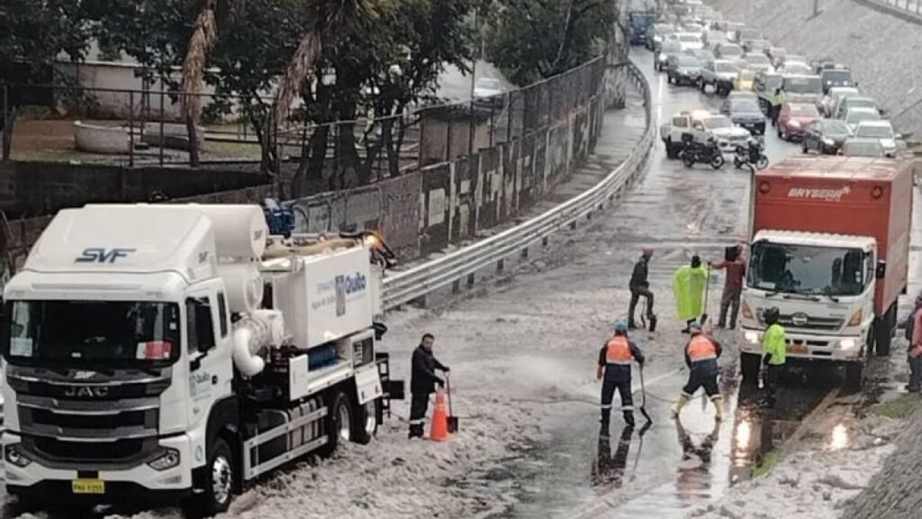 Barrios de Quito afrontan riesgos de inundación y deslaves por el invierno