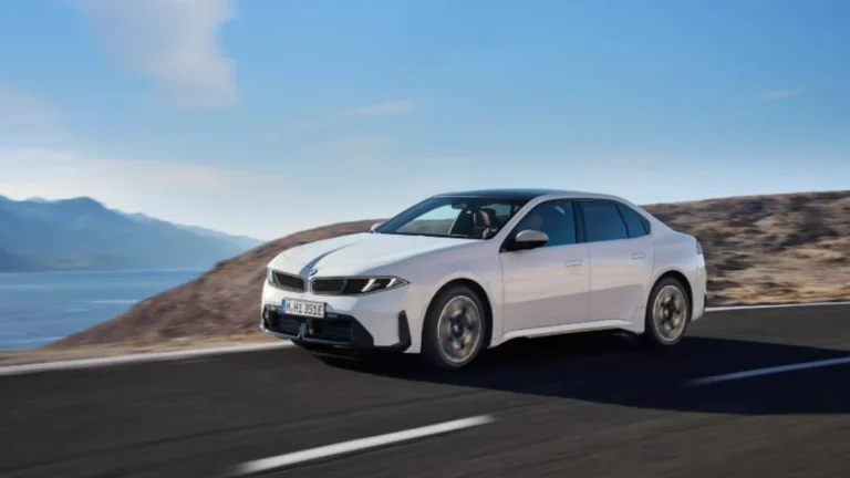 Vehículo eléctrico BMW en exhibición comercial
