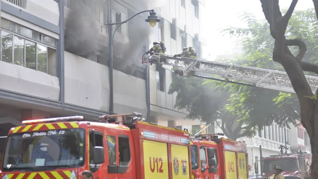 Bomberos combaten voraz incendio en edificio de Guayaquil con carros cisterna