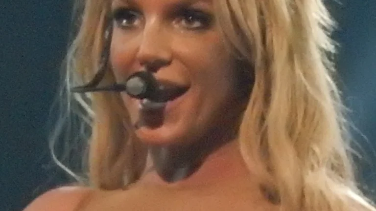 Britney Spears actuando en concierto en escenario musical internacional