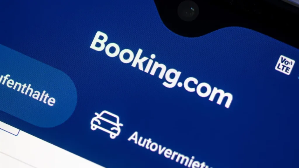 Sede corporativa y logotipo de Booking investigada por la Comisión Europea