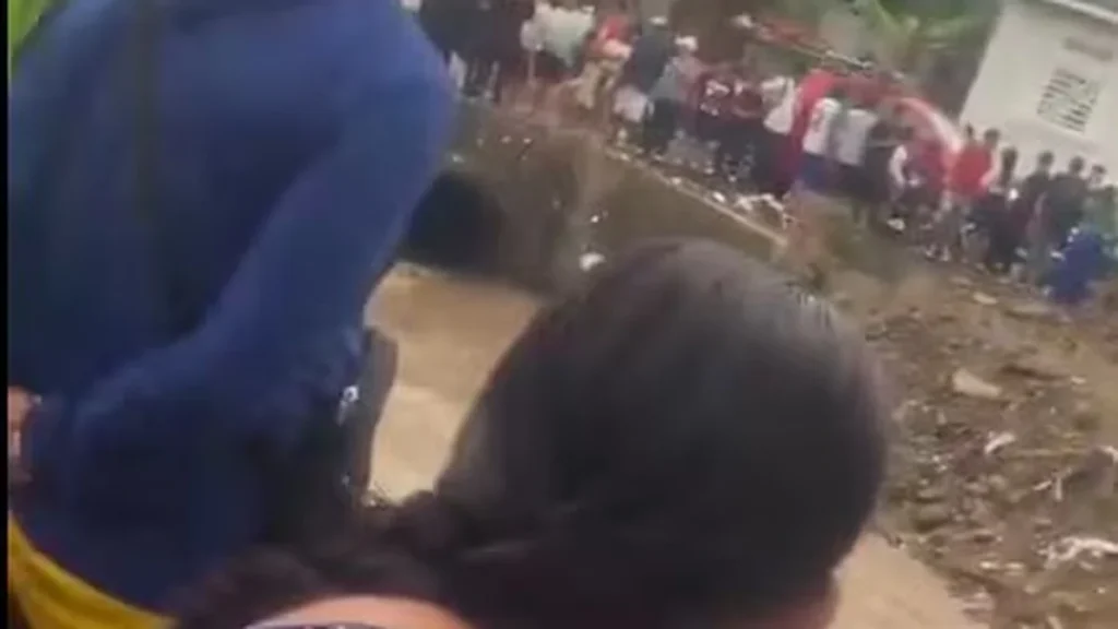 joven caído canal lluvias Guayaquil búsqueda rescate