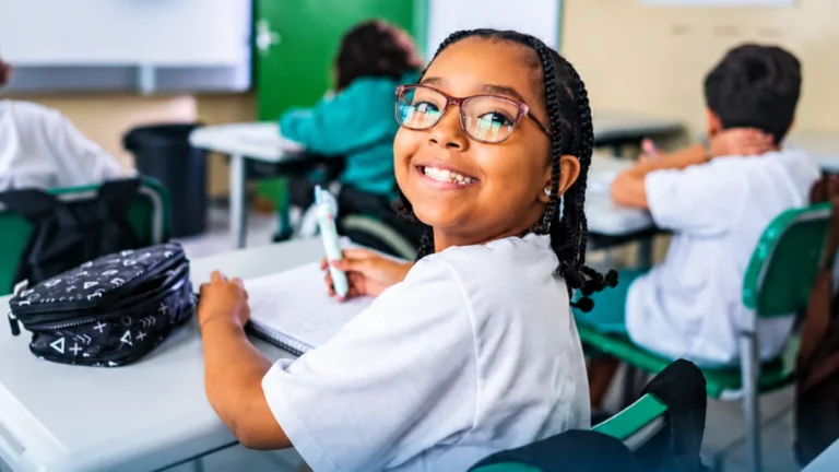 Estudiantes y aulas educativas en Ecuador beneficiadas por financiamiento de CAF
