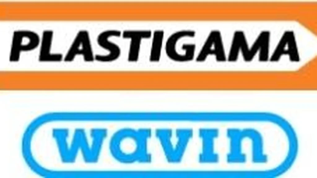 Entrega de reconocimiento de CAMICON al director de Plastigama Wavin en Quito