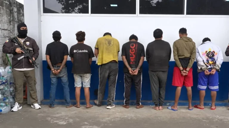 Personal policial custodiando evidencias y aprehendidos en la provincia del Guayas