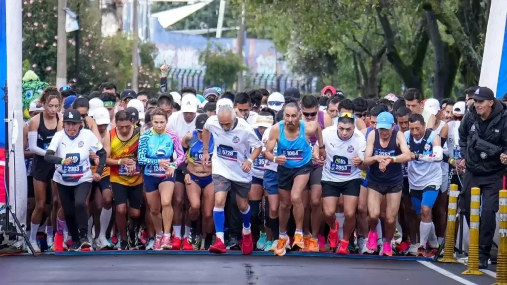 Corredores y atletas participando en la ruta de la carrera Liga 10K
