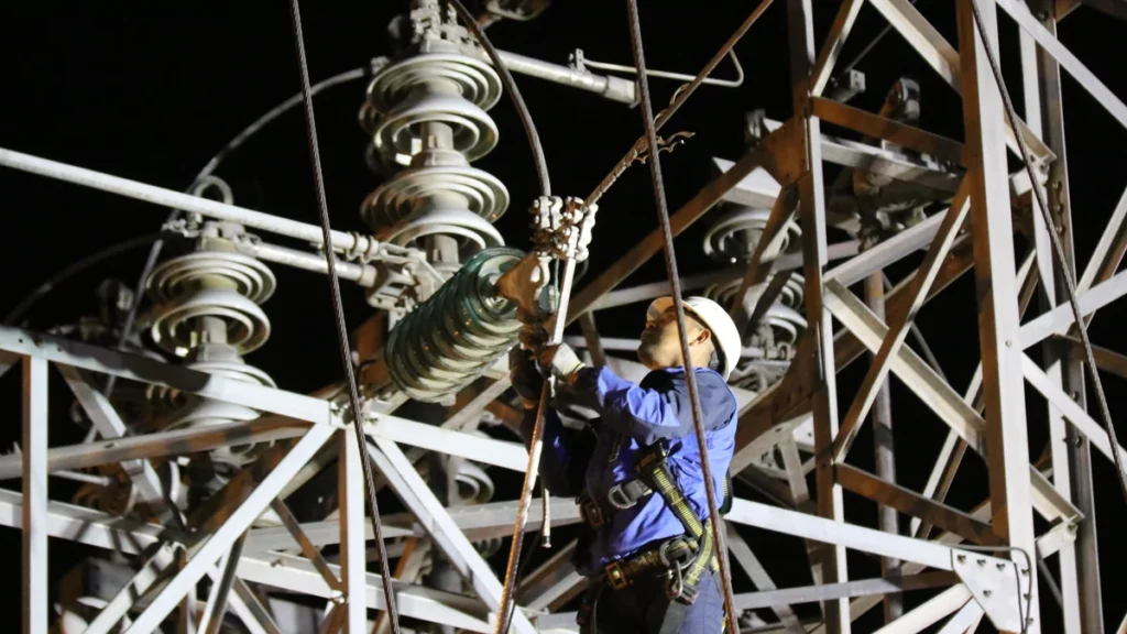 Técnicos de CELEC EP intervienen en una de las subestaciones eléctricas de transmisión