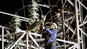 Técnicos de CELEC EP intervienen en una de las subestaciones eléctricas de transmisión