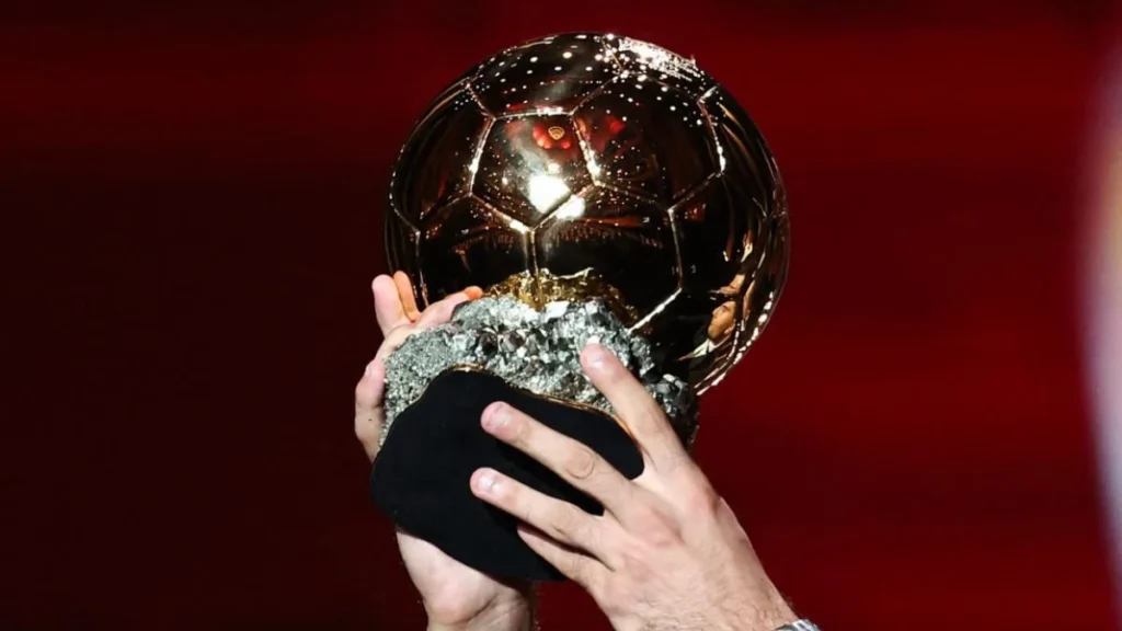 Trofeo dorado del Balón de Oro expuesto en la antesala de la gala en París