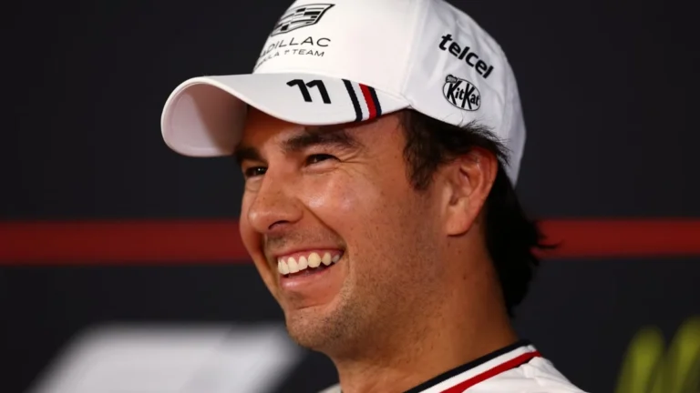 Checo Pérez saludando a la multitud en el Foro Sol de México