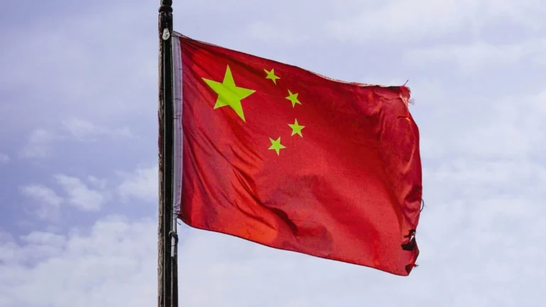 Portavoz diplomático confirmando que China insta a la paz en la región