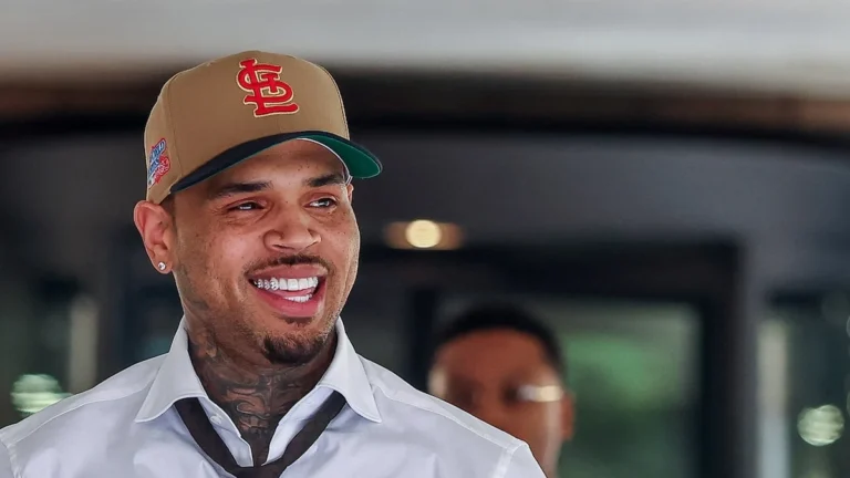 Cobertura informativa sobre Chris Brown recibe condena de ocho