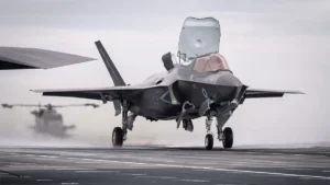 Caza furtivo militar estadounidense en vuelo de prueba