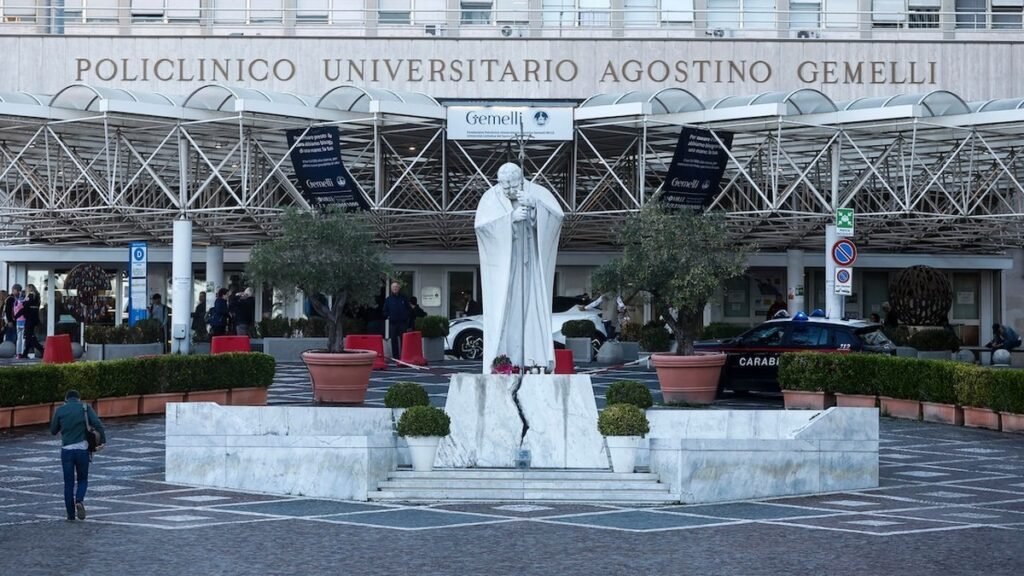 Cirugía del papa en hospital de Roma concluye con éxito, según el Vaticano
