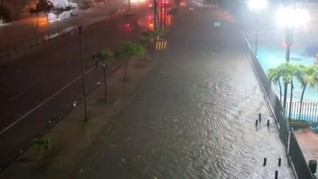 Sauces y Urdesa con severas inundaciones en Guayaquil