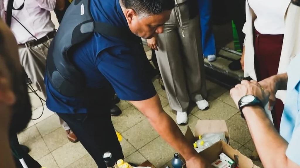 Comisario de policía colocando sellos de clausura en la fachada de establecimiento comercial