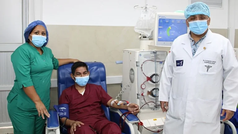 Paciente en tratamiento de hemodiálisis en centro médico especializado en Ecuador