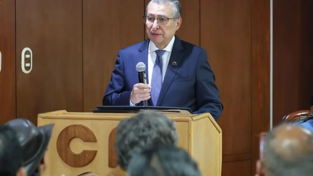Sesión del pleno del Consejo Nacional Electoral revisando expedientes de candidaturas