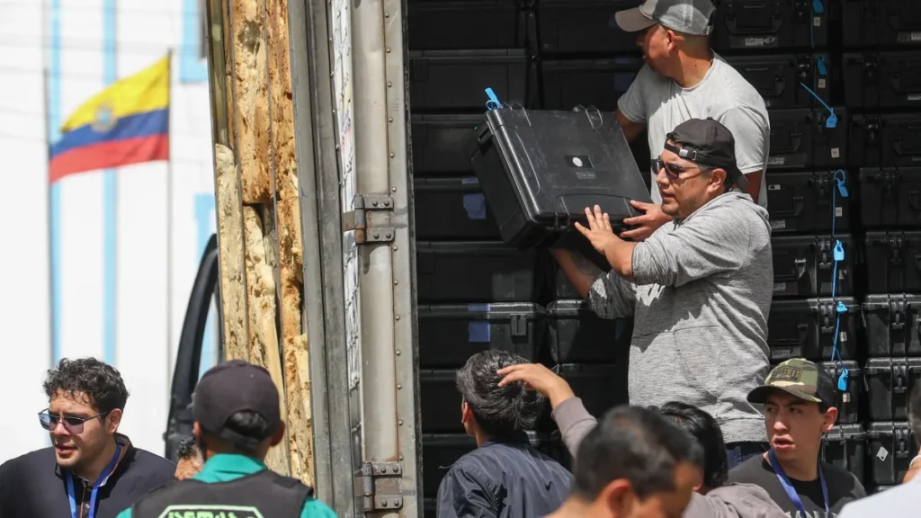 Personal técnico del Consejo Nacional Electoral preparando kits informáticos para elecciones