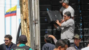 Personal técnico del Consejo Nacional Electoral preparando kits informáticos para elecciones