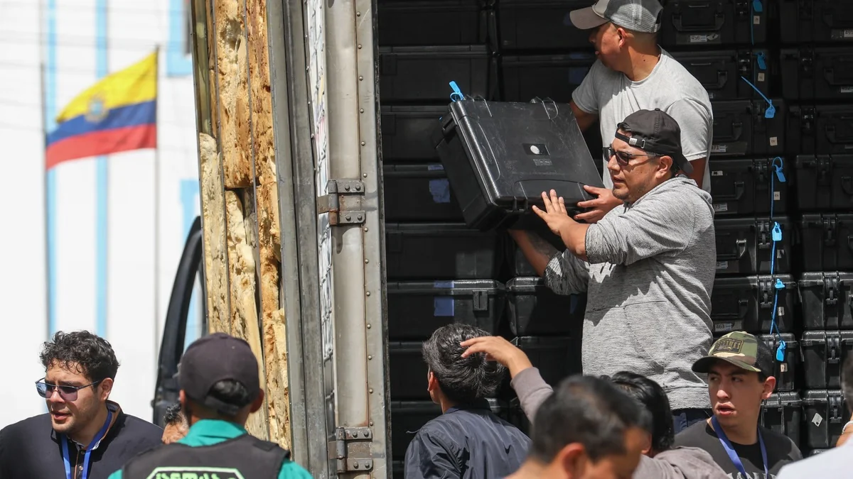 Personal técnico del Consejo Nacional Electoral preparando kits informáticos para elecciones