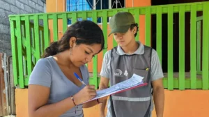 Integrantes de mesa electoral realizan el conteo y escrutinio de votos