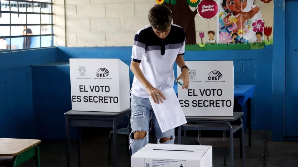 Autoridades del Consejo Nacional Electoral en sesión técnica sobre recintos